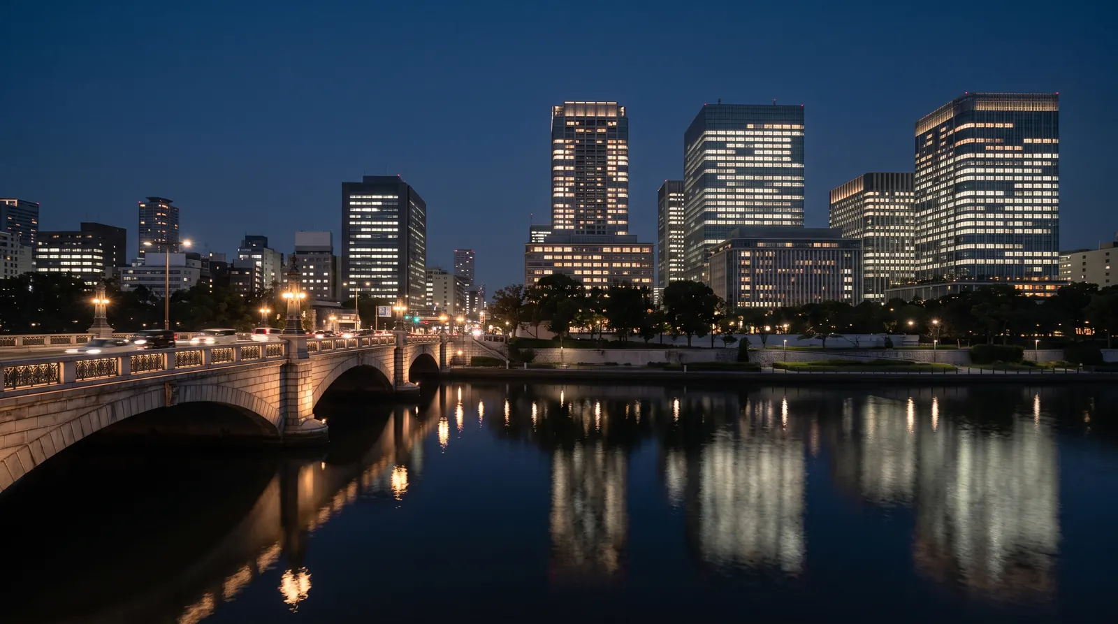 大阪の川沿いの夜景
